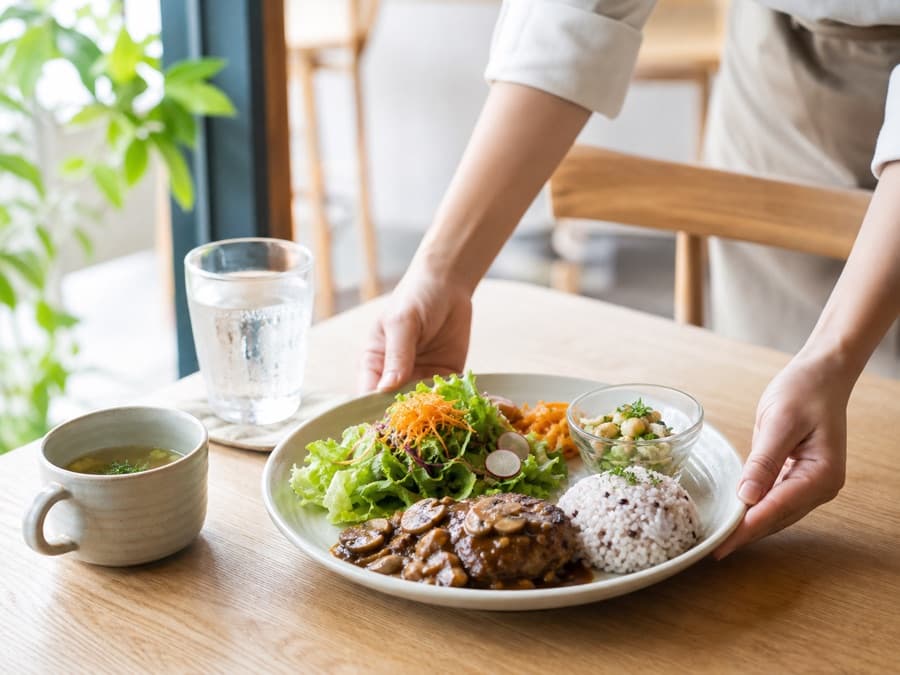 飲食店で提供される食事